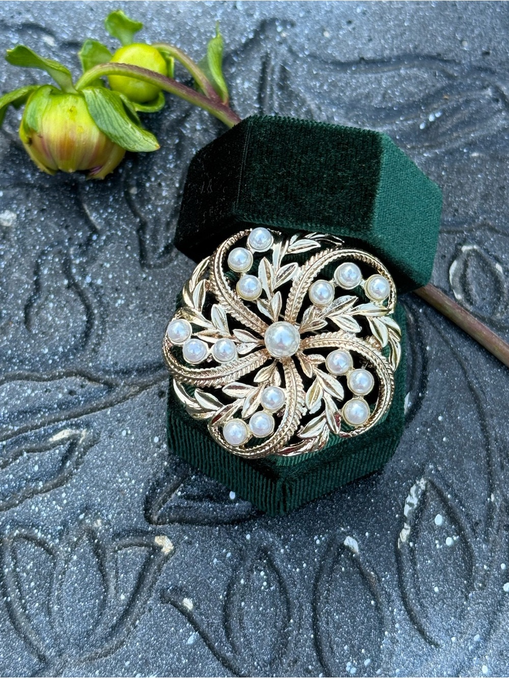 VTG brooch with faux pearls